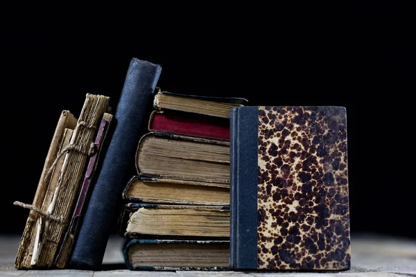 오래 된 나무 테이블에 책을 파괴. 독서 방 도서관 — 스톡 사진