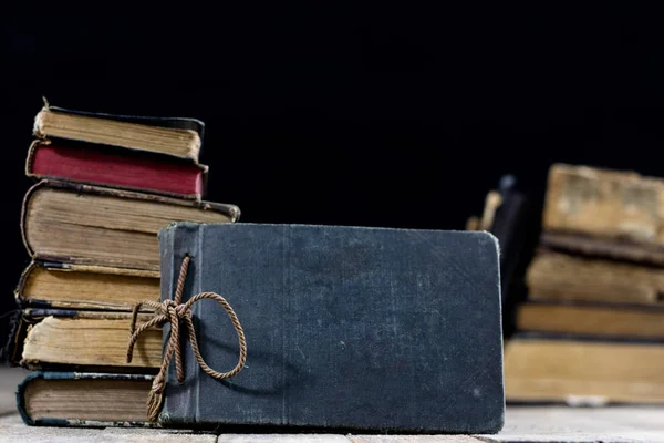 Oude vernietigd boeken op een houten tafel. Lezing bibliotheek met — Stockfoto