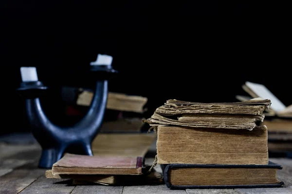 Livros velhos destruídos em uma mesa de madeira. Biblioteca sala de leitura com — Fotografia de Stock