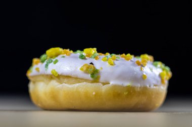 Lezzetli ve taze çörek mutfak masasının üzerinde. Çerezler, lezzetli snac