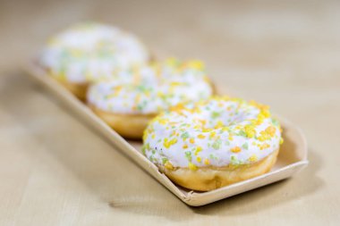 Lezzetli ve taze çörek mutfak masasının üzerinde. Çerezler, lezzetli snac