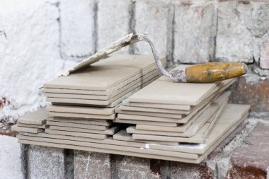 Fayans döşeme gelen bir master için bir çalışma alanı. Araçlar ve Aksesuar