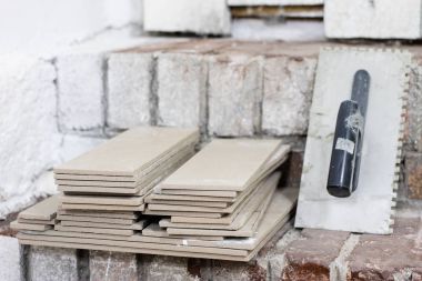 Fayans döşeme gelen bir master için bir çalışma alanı. Araçlar ve Aksesuar