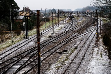 Eski parça tren istasyonunda. Demiryolu trac kış manzarası