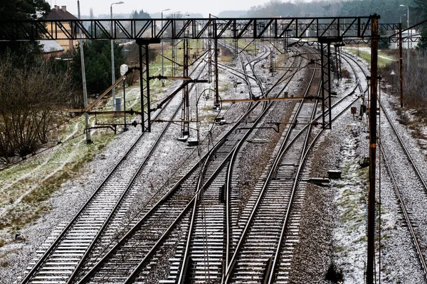 Vieja vía en la estación de tren. Paisaje invernal del trac ferroviario — Foto de Stock