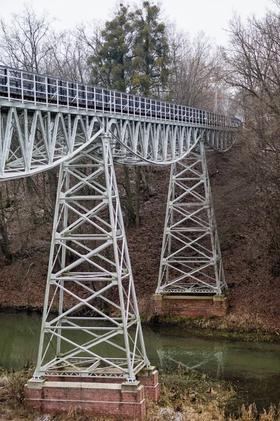 Eine Brücke über einen Fluss, die aus einem Gebüsch gebaut wurde. Brücke, Fachwerk verbunden b — Stockfoto