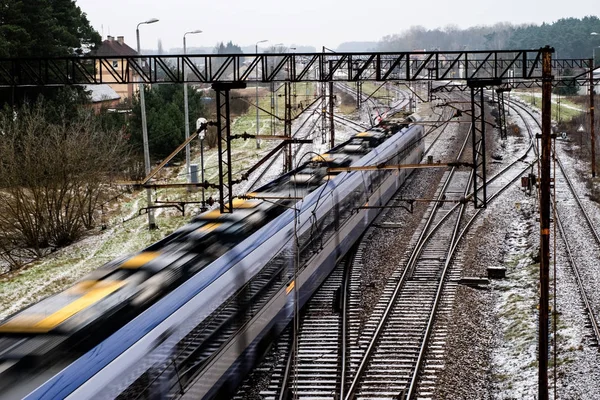 Vieja vía en la estación de tren. Paisaje invernal del trac ferroviario — Foto de Stock