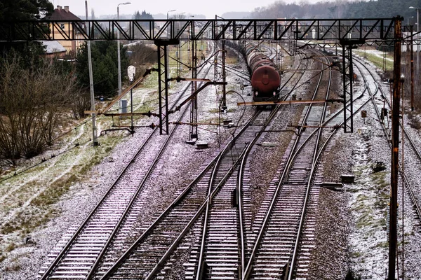 Vieja vía en la estación de tren. Paisaje invernal del trac ferroviario — Foto de Stock