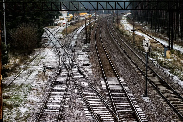 Stary utwór na dworcu kolejowym. Zimowej scenerii kolejowa trac — Zdjęcie stockowe