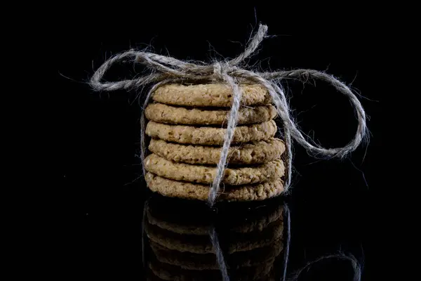 Galletas desmenuzables atadas con un cordón en una mesa de vidrio. Sabroso pastel — Foto de Stock