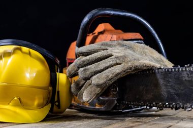 Eski bir güç kesme kereste için gördüm. Testere ve koruyucu kumaş