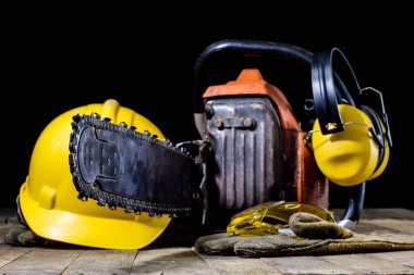 Eski bir güç kesme kereste için gördüm. Testere ve koruyucu kumaş