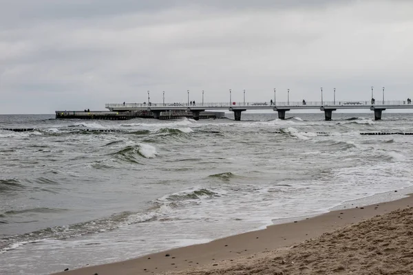 Берега Балтійського моря. Пристані у місті Колобжег спостерігати збоку l — стокове фото