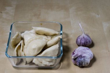 Lezzetli köfte hafif ahşap mutfak masasında düzenlenmiştir. Dumpli