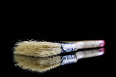 Bir fırça bir cam masa üzerinde bir ressam için. Resim Aksesuar