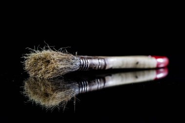 Bir fırça bir cam masa üzerinde bir ressam için. Resim Aksesuar