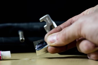 Yolculuk sırasında Bisiklet dökümü. Bir bisiklet tüp yapışmasını bir 