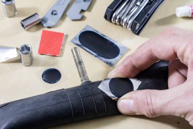 Yolculuk sırasında Bisiklet dökümü. Bir bisiklet tüp yapışmasını bir 