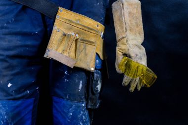 Çalışanlar için iş giysisi. Bir inşaat işçisi holding p