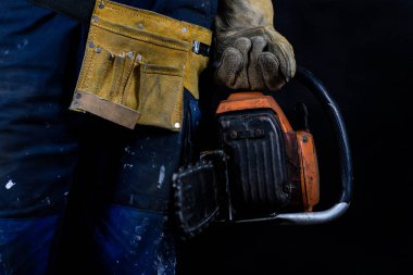 Çalışanlar için iş giysisi. Bir inşaat işçisi holding p