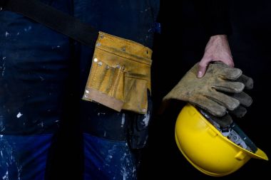 Çalışanlar için iş giysisi. Bir inşaat işçisi holding p