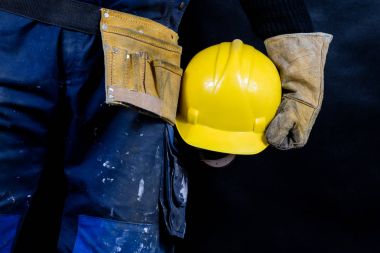 Çalışanlar için iş giysisi. Bir inşaat işçisi holding p