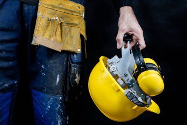 Çalışanlar için iş giysisi. Bir inşaat işçisi holding p