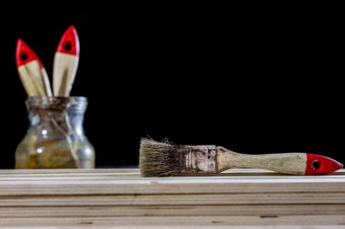 Ahşap bir tabloda bir eski doğrama atölyesinde marangozluk aletleri. 