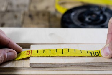 Ahşap bir tabloda bir eski doğrama atölyesinde marangozluk aletleri. 