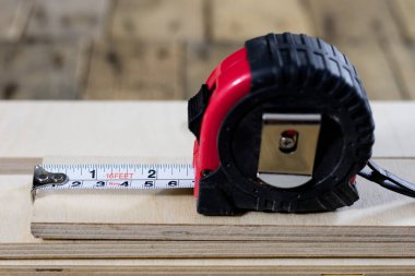 Ahşap bir tabloda bir eski doğrama atölyesinde marangozluk aletleri. 