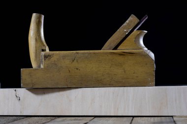 Ahşap bir tabloda bir eski doğrama atölyesinde marangozluk aletleri. 