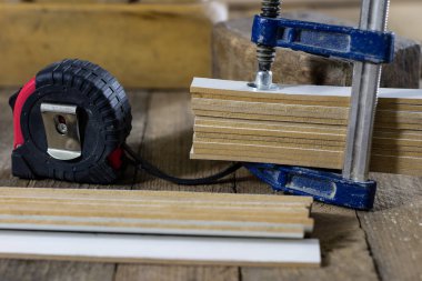 Ahşap bir tabloda bir eski doğrama atölyesinde marangozluk aletleri. 