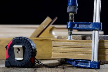 Ahşap bir tabloda bir eski doğrama atölyesinde marangozluk aletleri. 