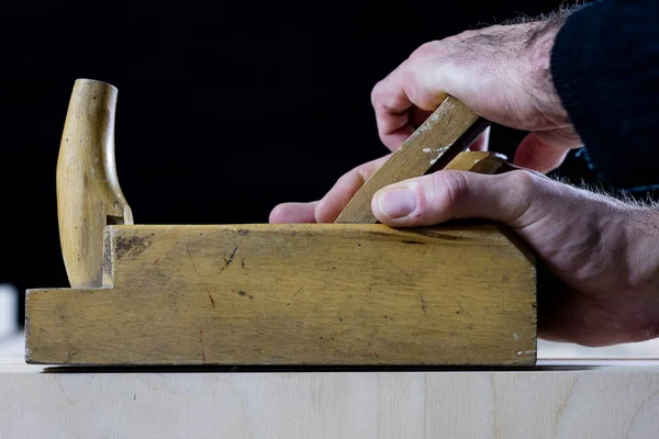 Timmerwerk tools op een houten tafel in een oude Houtklas. — Stockfoto