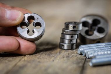 Metal işleri araçlar atölye masada. İş parçacığı ölür ve ben musluklar