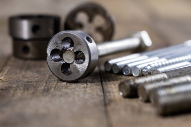 Metal işleri araçlar atölye masada. İş parçacığı ölür ve ben musluklar