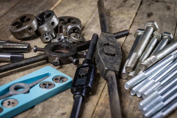 Herramientas metalúrgicas en la mesa del taller. Rosca muere y grifos i — Foto de Stock