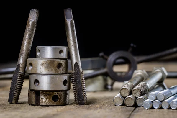 Herramientas metalúrgicas en la mesa del taller. Rosca muere y grifos i — Foto de Stock