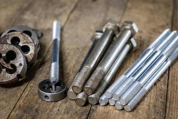 Herramientas metalúrgicas en la mesa del taller. Rosca muere y grifos i — Foto de Stock