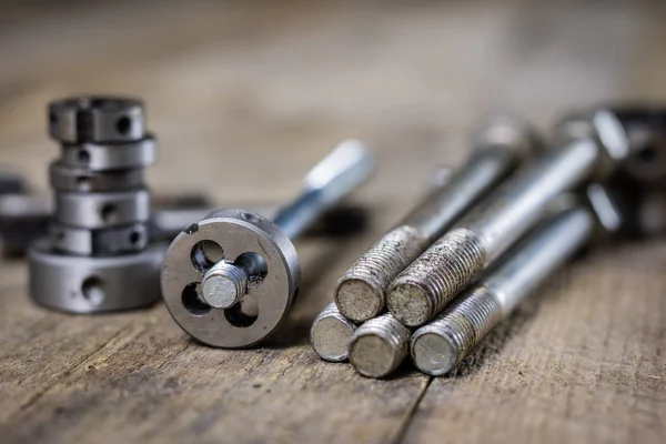 Herramientas metalúrgicas en la mesa del taller. Rosca muere y grifos i —  Fotos de Stock