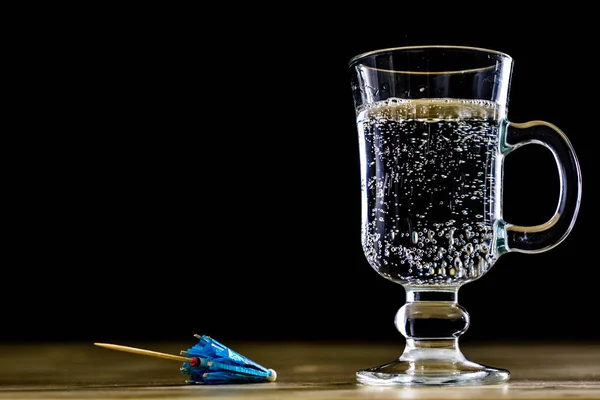 Углекислый напиток в стеклянной чашке. Прохладный напиток с пузырьками — стоковое фото