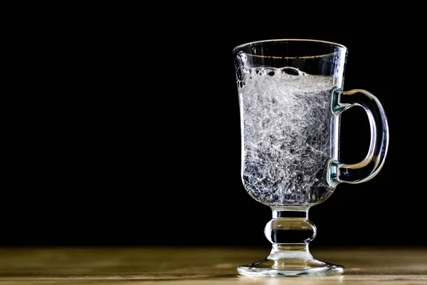 Gazowany napój w misce szkła. Napój z bąbelkami i le — Zdjęcie stockowe