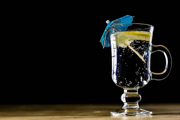 Углекислый напиток в стеклянной чашке. Прохладный напиток с пузырьками — стоковое фото