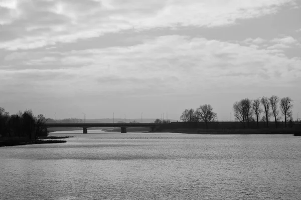 Pont dans le brouillard. Le pont sur la rivière était en Pologne. Le ri — Photo