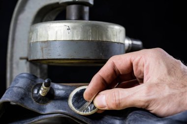 Atölye bağ bir lastik Bisiklet tüpte onarılıyor. Detek repai
