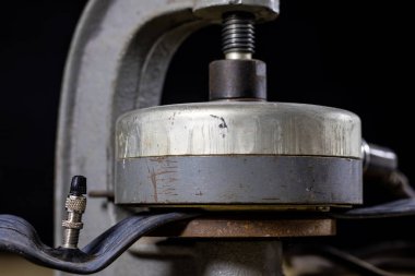 Atölye bağ bir lastik Bisiklet tüpte onarılıyor. Detek repai