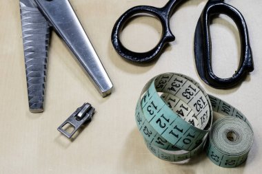 Hazır Giyim Aksesuarları üzerinde ahşap masa lambası yayıldı. Konu, sci