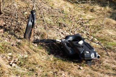 Ormanda yalan çöp. Perili orman ve doğa. 