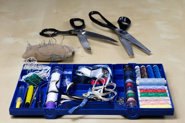 Accesorios de prendas de vestir extendidos sobre una mesa de madera ligera. Hilos, sci — Foto de Stock