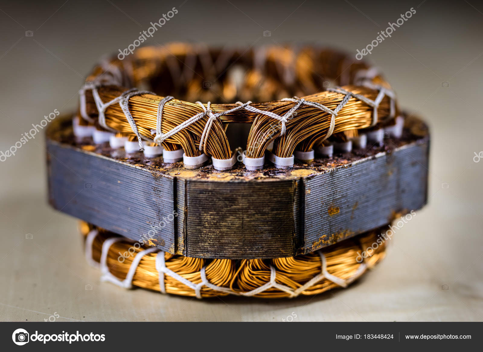 Caja de joyas en el fondo del anillo de oro — Foto de stock © piotrek